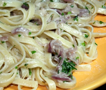 Linguine z anchois i czerwoną cebulką