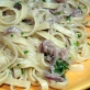 Linguine z anchois i czerwoną cebulką