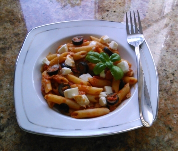 Penne con tonno, mozzarella e olive nere